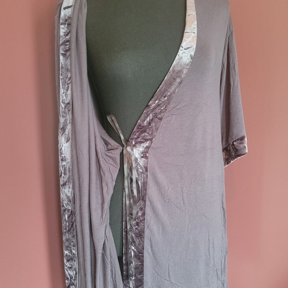 NWOT Soft, Comfortable Robe, Never Worn - Picture 2 of 8